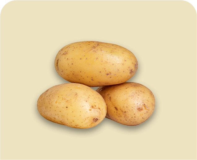 Tres patatas amarillas sobre fondo beige